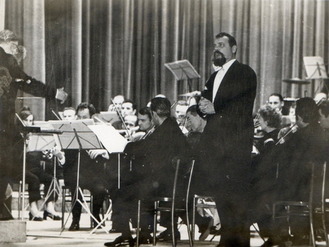 Na zdjęciu: Bernard Ładysz z Jasielską Orkiestrą Symfoniczną w koncercie na scenie domu kultury