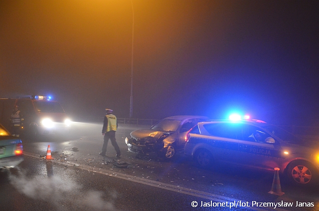 Ślisko na drogach! Zderzenie dwóch samochodów na 3-Go Maja w Jaśle (fot. Przemysław Janas, Jaslonet.pl)